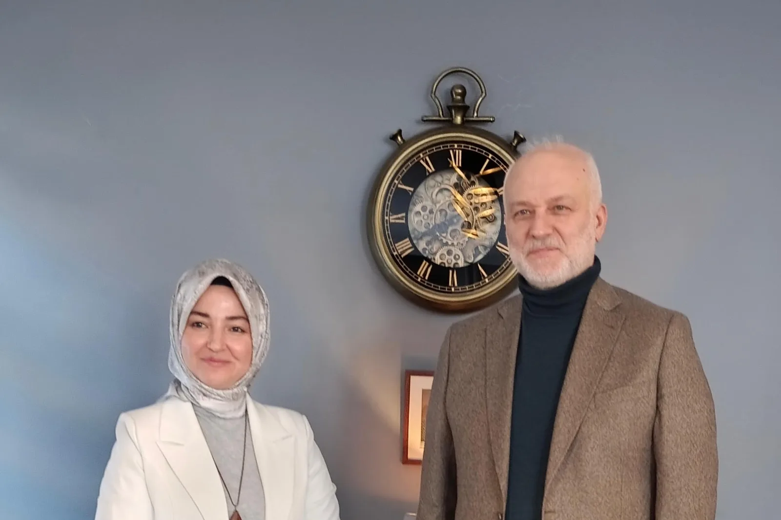 Kl. Psk. Sacide Şahin ve Prof. Dr. Kemal Sayar söyleşi hatıra fotoğrafı