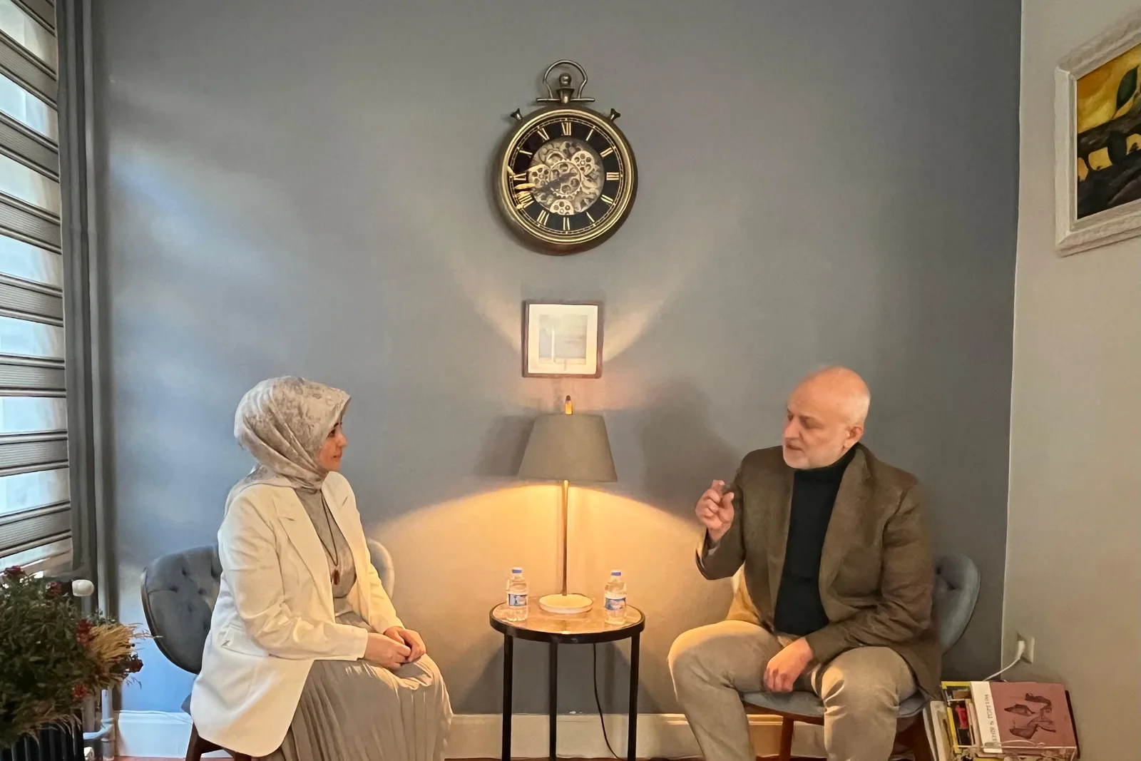 Kl. Psk. Sacide Şahin ve Prof. Dr. Kemal Sayar karşılıklı koltuklarda söyleşi sırasında